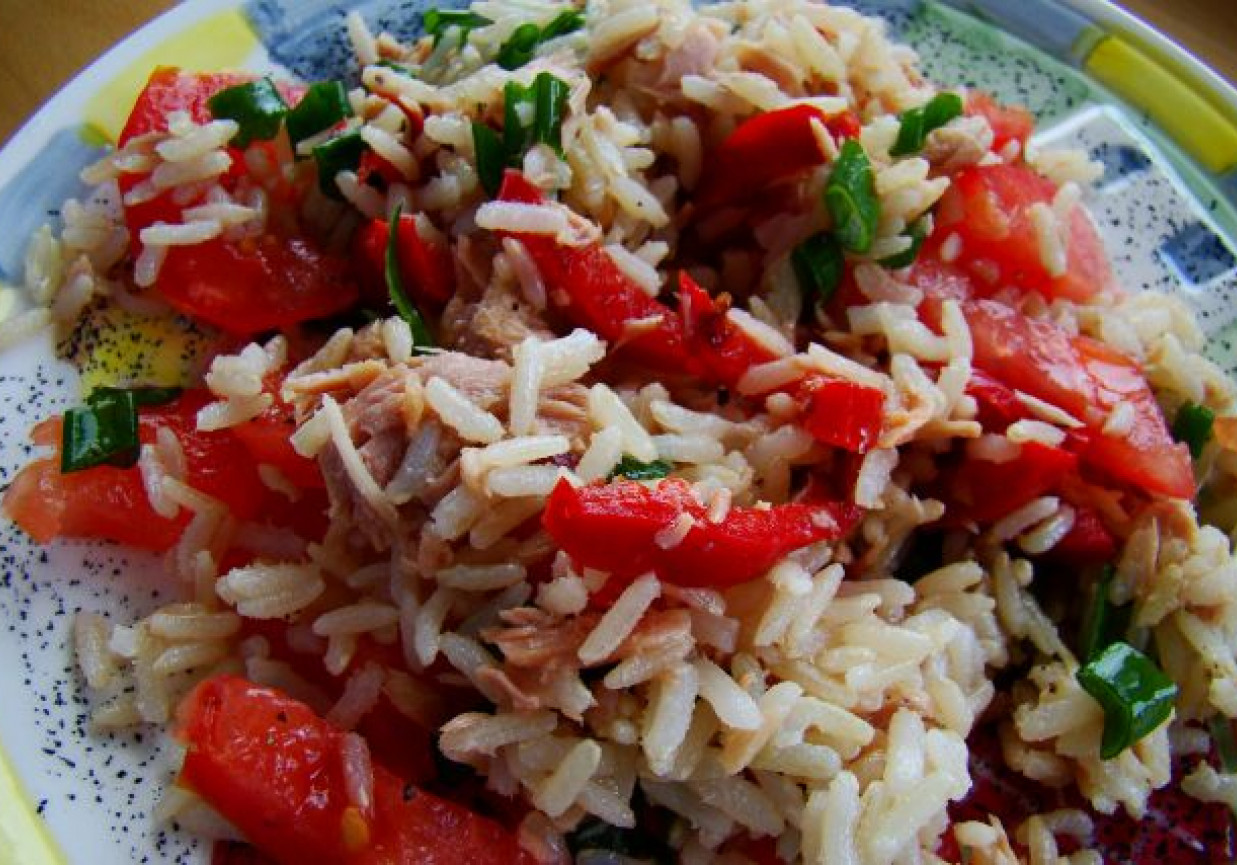 Sałtak z ryżu pełnoziarnistego z tuńczykiem i pomidorem foto