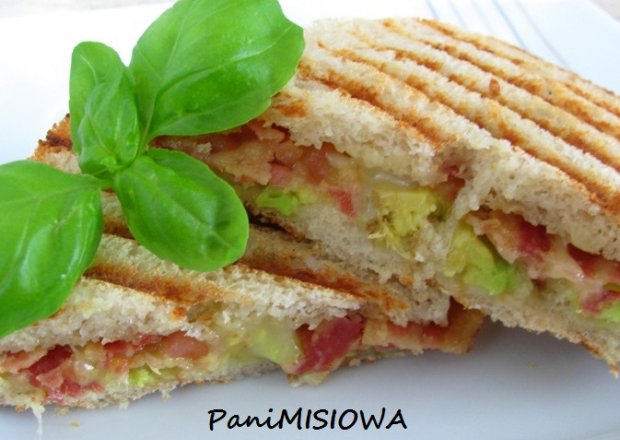 Fotografia przedstawiająca Sandwich Bacon Avo Cheese