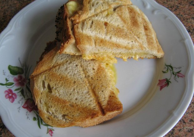 Fotografia przedstawiająca Sandwich z ogórkiem i kiełbasą