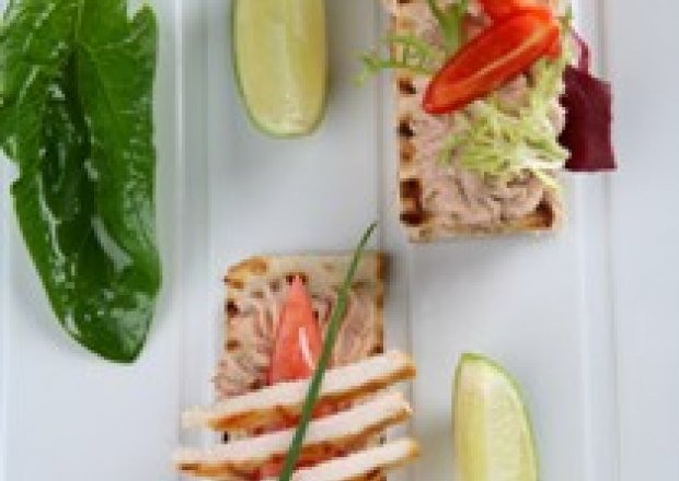 Fotografia przedstawiająca Sandwich z pastą z tuńczyka i grillowaną piersią kurczaka