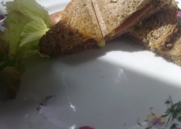 Fotografia przedstawiająca sandwich z serem