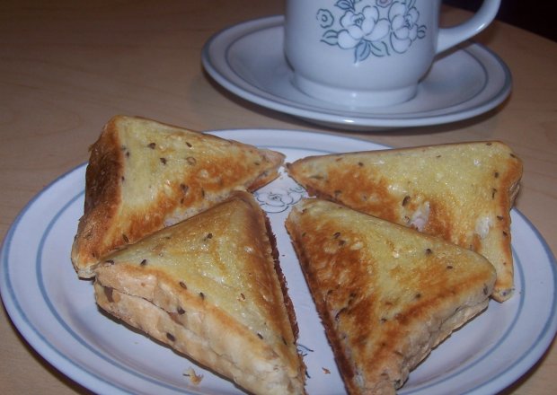 Fotografia przedstawiająca Sandwich z szynką i żółtym serem