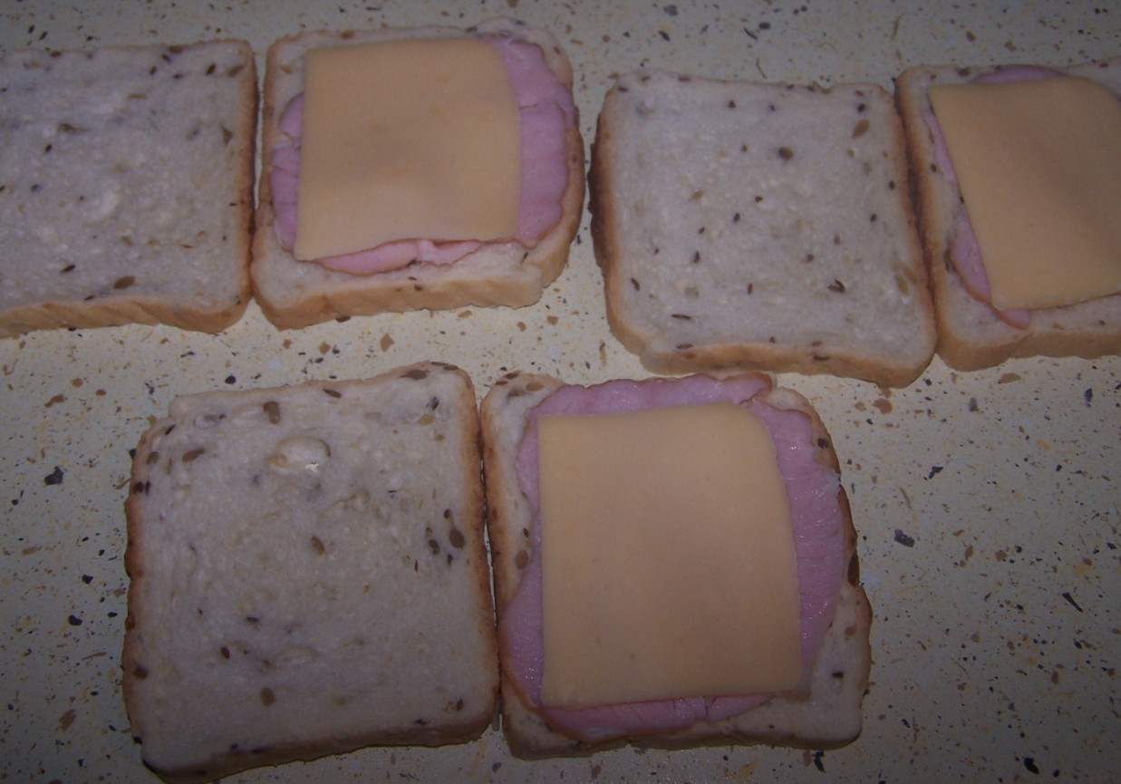 Sandwich z szynką i żółtym serem foto