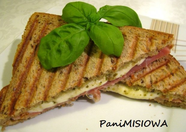 Fotografia przedstawiająca Sandwich z szynką prosciutto i mozzarellą
