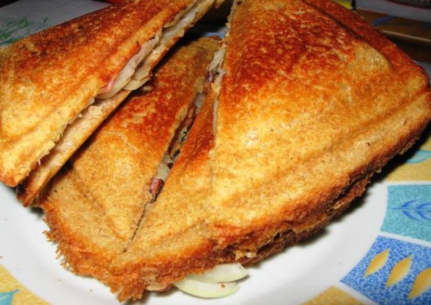 Fotografia przedstawiająca Sandwiche pełnoziarniste z parówką