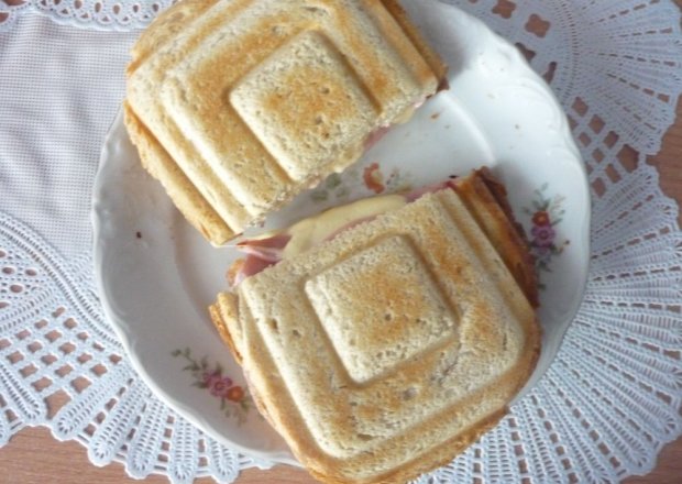 Fotografia przedstawiająca Sandwiche z mielonką