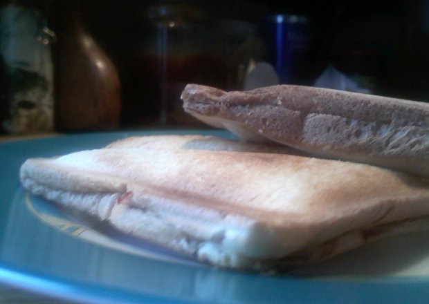 Fotografia przedstawiająca Sandwiche z ogórkiem, serem i szynką