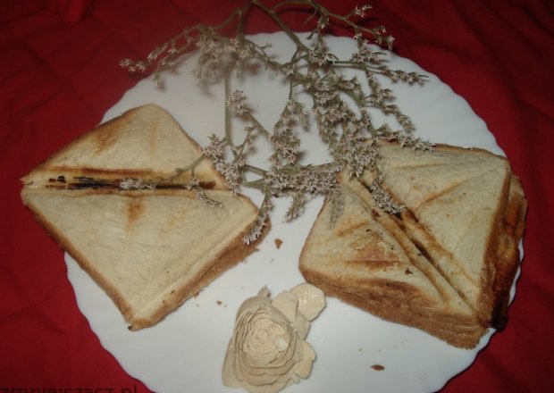 Fotografia przedstawiająca Sandwiche z pieczarkami, pomidorem i serem topionym