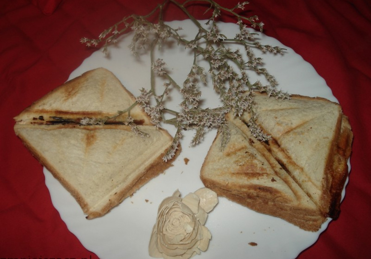 Sandwiche z pieczarkami, pomidorem i serem topionym foto