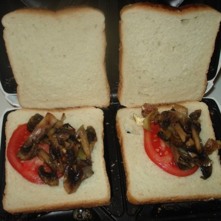 Krok 2 - Sandwiche z pieczarkami, pomidorem i serem topionym foto