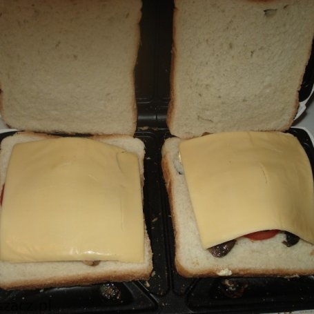 Krok 3 - Sandwiche z pieczarkami, pomidorem i serem topionym foto