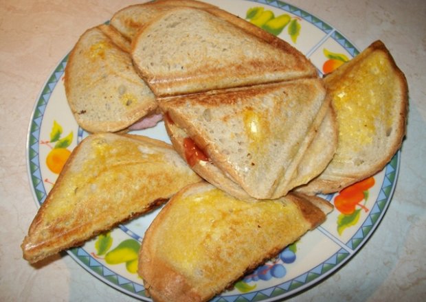 Fotografia przedstawiająca Sandwiche z szynką i keczupem