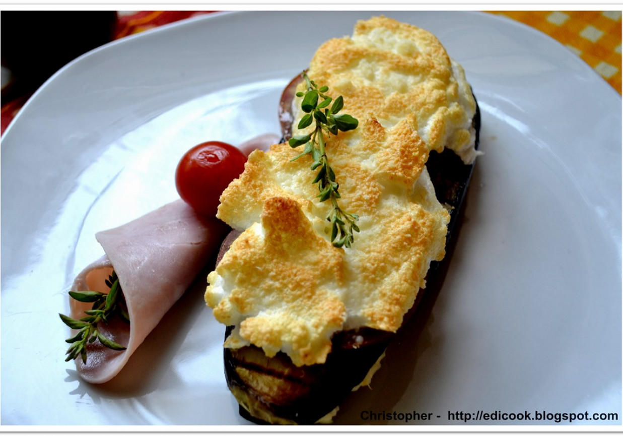 Sandwicz  z grillowanego  bakłażana z tygrysim pomidorem. foto