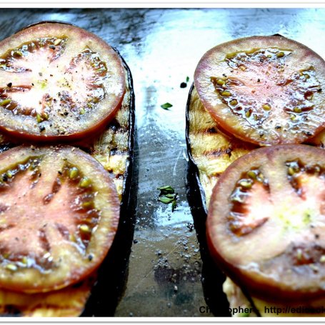 Krok 7 - Sandwicz  z grillowanego  bakłażana z tygrysim pomidorem. foto