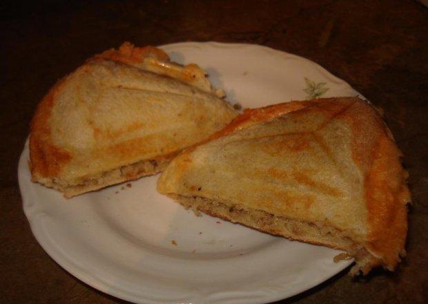 Fotografia przedstawiająca Sandwicz z mięsem mielonym i serem