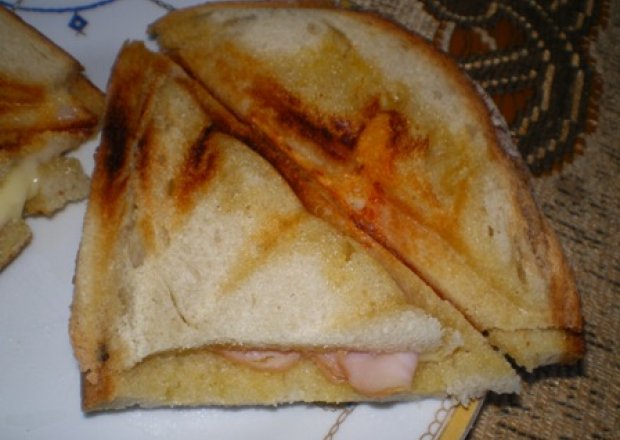 Fotografia przedstawiająca Sandwitch z serem i szynką