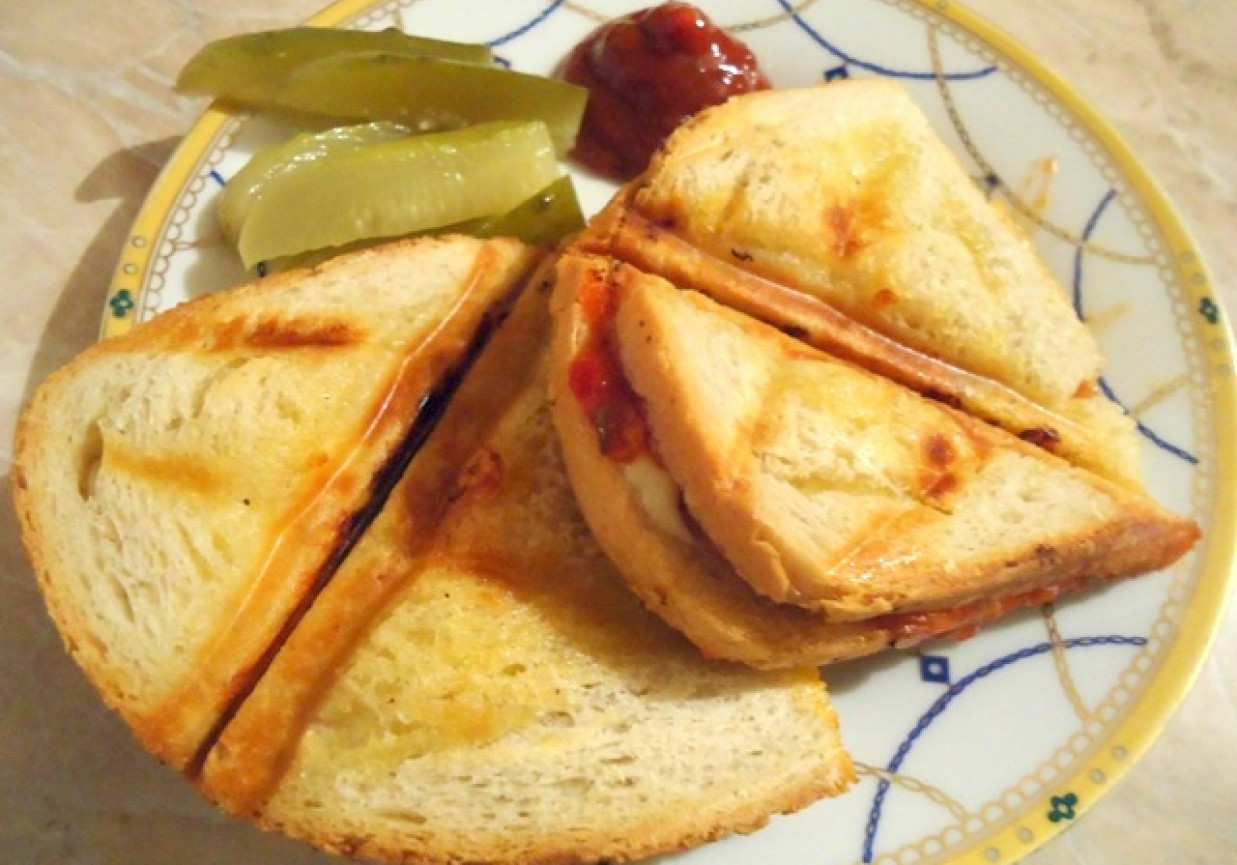 Sandwitche z kiełbaską, cebulką i serem foto