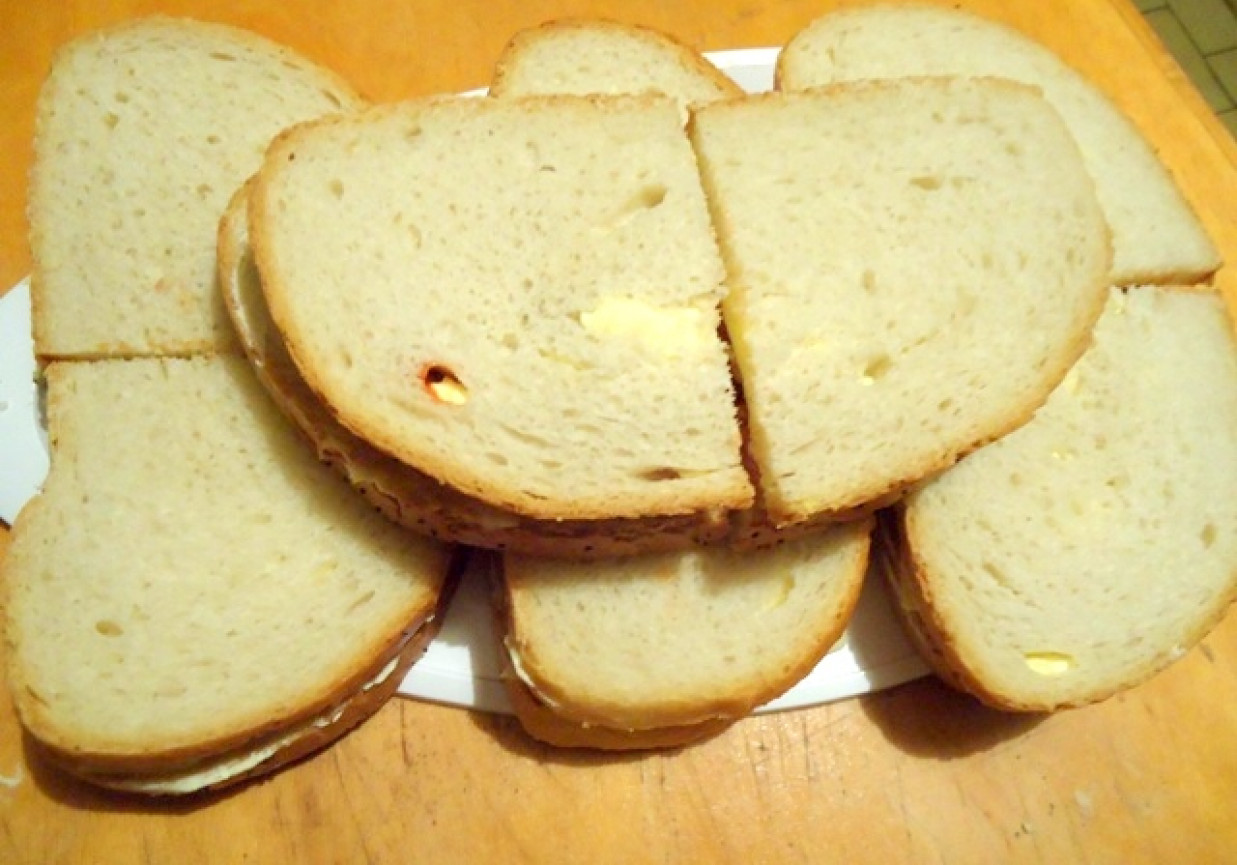 Sandwitche z kiełbaską, cebulką i serem foto