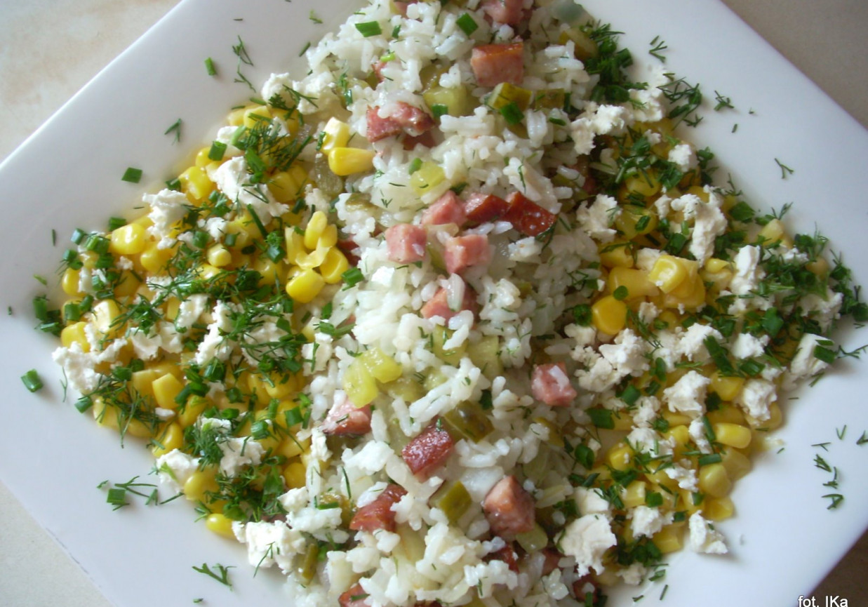 Satałka ryżowa z serem bałkańskim, kukurydzą i kiełbasą foto