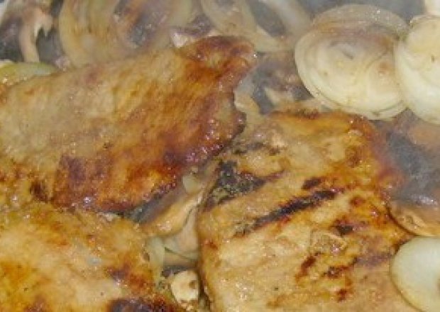 Fotografia przedstawiająca schab duszony z cebulką i pieczarkami