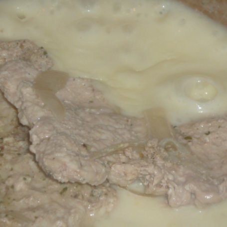 Krok 3 - Schab duszony z solą ziołową i cebulą w białym sosie foto