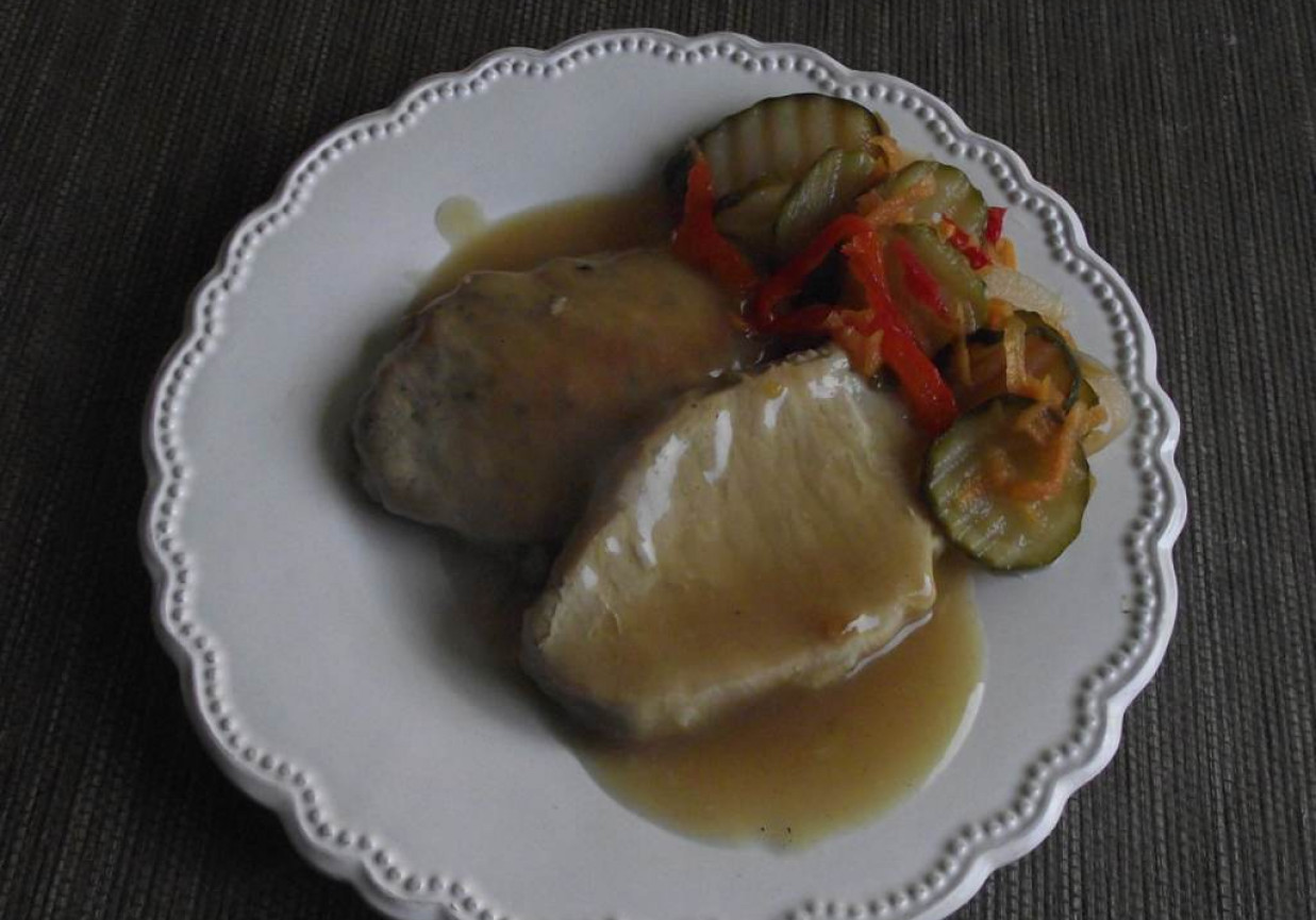Schab gotowany w warzywnym bulionie podany z sosem foto