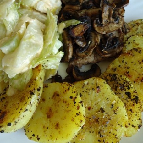Krok 3 - Schab grillowany z pieczarkami i ziemniaczkami foto