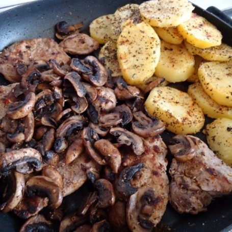 Krok 2 - Schab grillowany z pieczarkami i ziemniaczkami foto