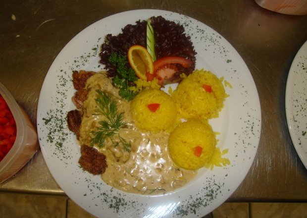 Fotografia przedstawiająca Schab grilowany z ryżem i sosem pieczarkowym
