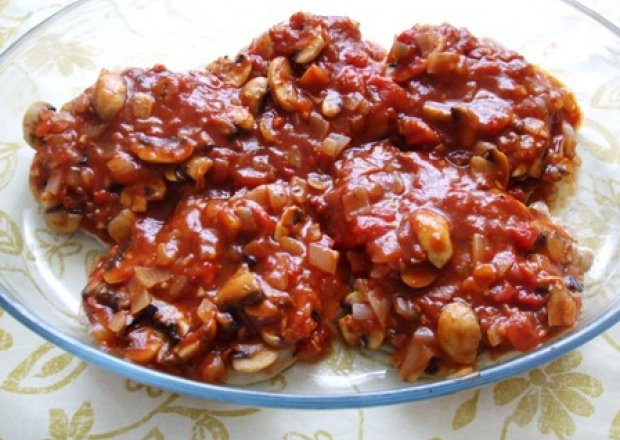 Fotografia przedstawiająca Schab na pomidorowo z pieczarkami