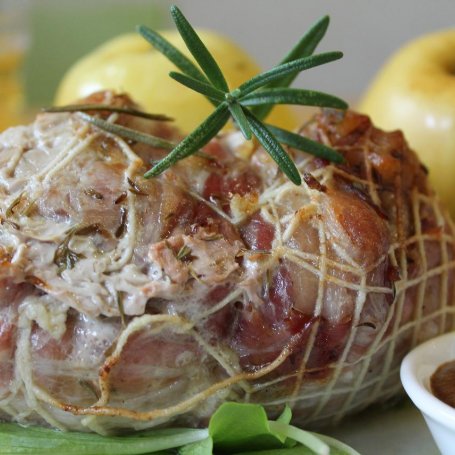 Krok 6 - Schab pieczony w jabłkach pod miodowo-musztardową kołderką foto