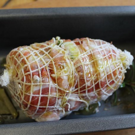 Krok 3 - Schab pieczony w jabłkach pod miodowo-musztardową kołderką foto
