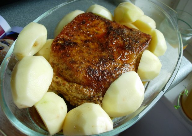 Fotografia przedstawiająca schab pieczony z ziemniakami