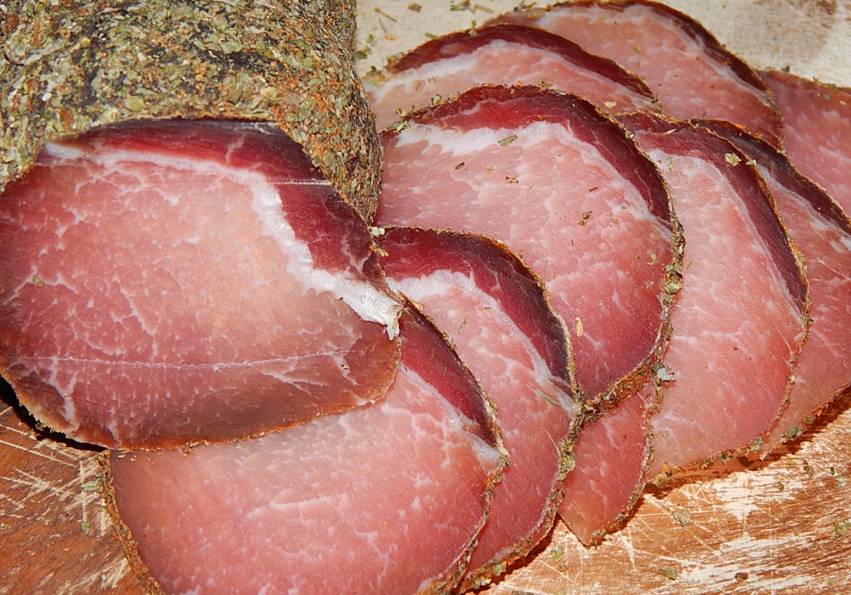 Schab suszony dojrzewający w przyprawach foto