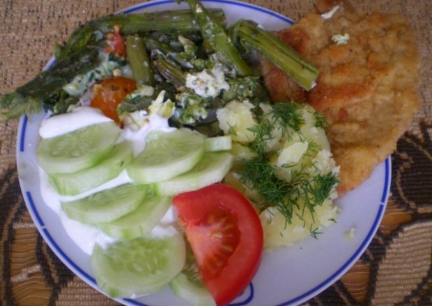 Fotografia przedstawiająca Schab, szparagi, ziemniaki i mizeria
