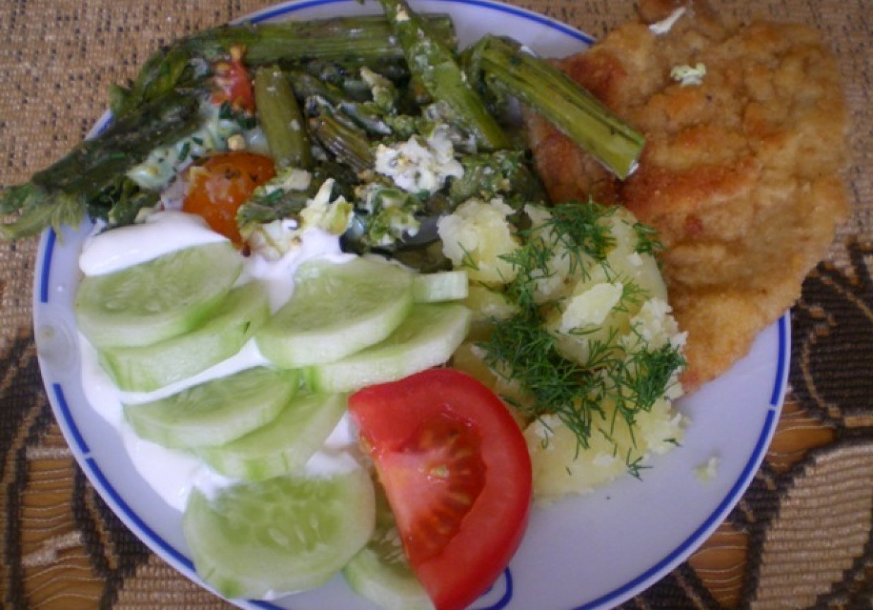 Schab, szparagi, ziemniaki i mizeria foto