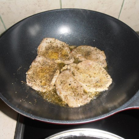 Krok 2 - Schab w pieczarkowo-winnym sosie foto