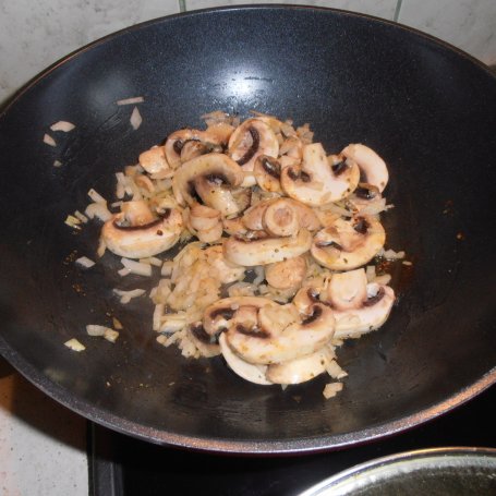 Krok 3 - Schab w pieczarkowo-winnym sosie foto