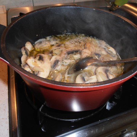 Krok 4 - Schab w pieczarkowo-winnym sosie foto