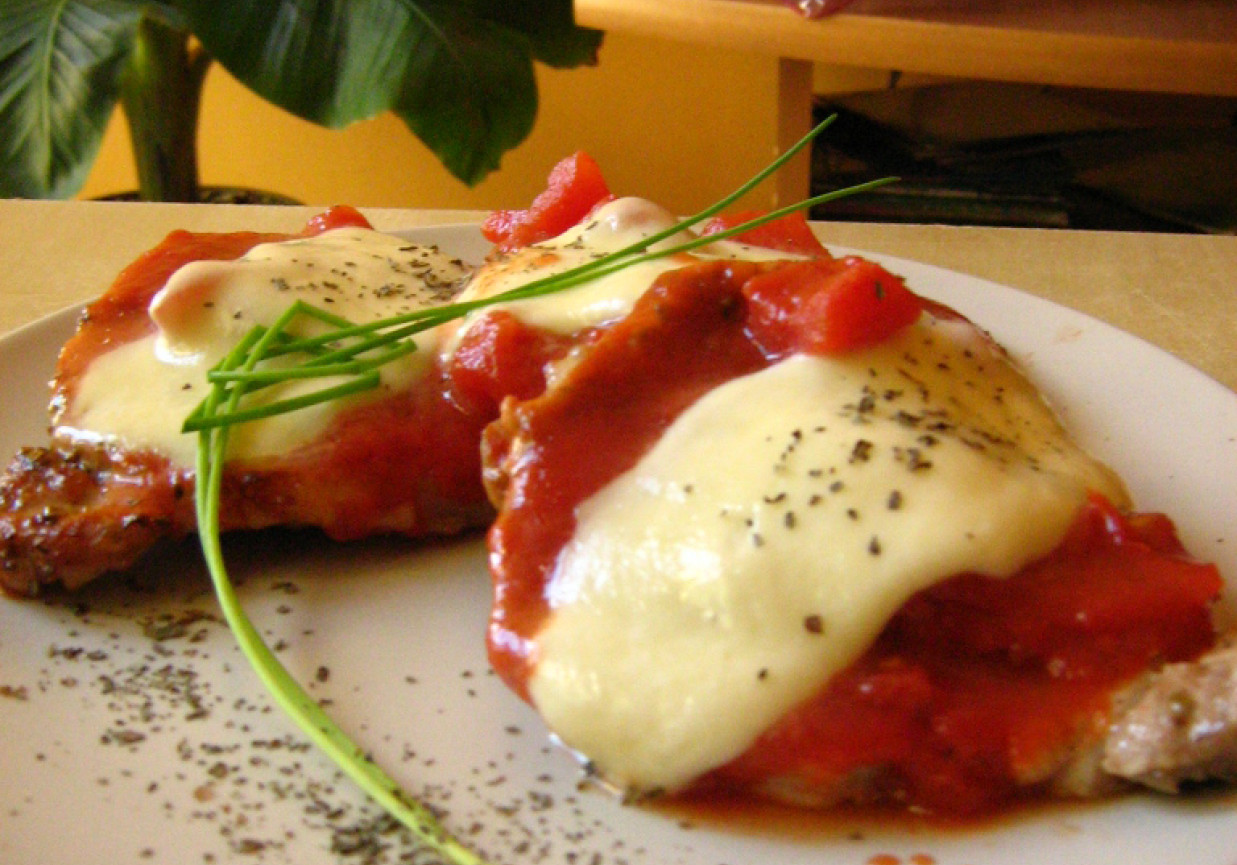 schab w pomidorach i mozarelli foto