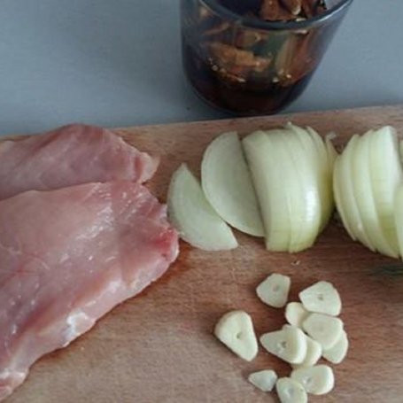 Krok 1 - Schab w sosie śmietanowo-grzybowym z suszonych grzybów. foto