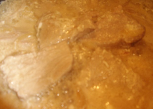 Fotografia przedstawiająca schab w sosie śmietanowo-cebulowym