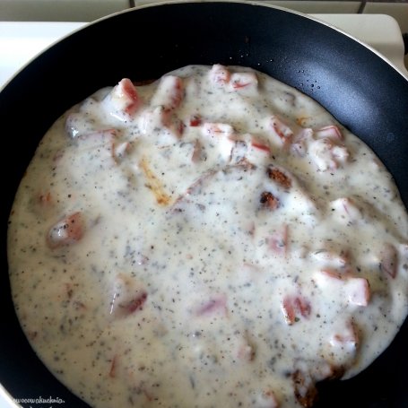 Krok 4 - Schab w sosie ziołowym z pomidorem foto