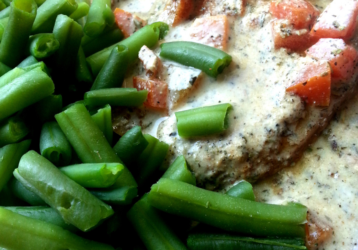 Schab w sosie ziołowym z pomidorem foto