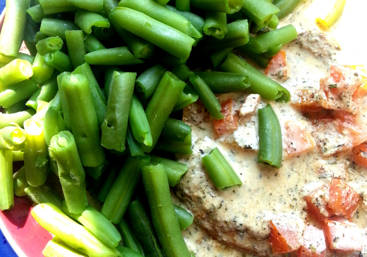 Schab w sosie ziołowym z pomidorem foto