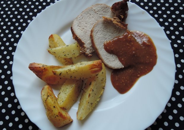 Fotografia przedstawiająca Schab z grilla i pieczone ziemniaki
