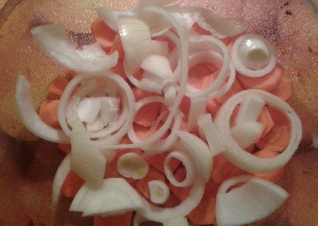 Fotografia przedstawiająca schab z marchewką i cebulą