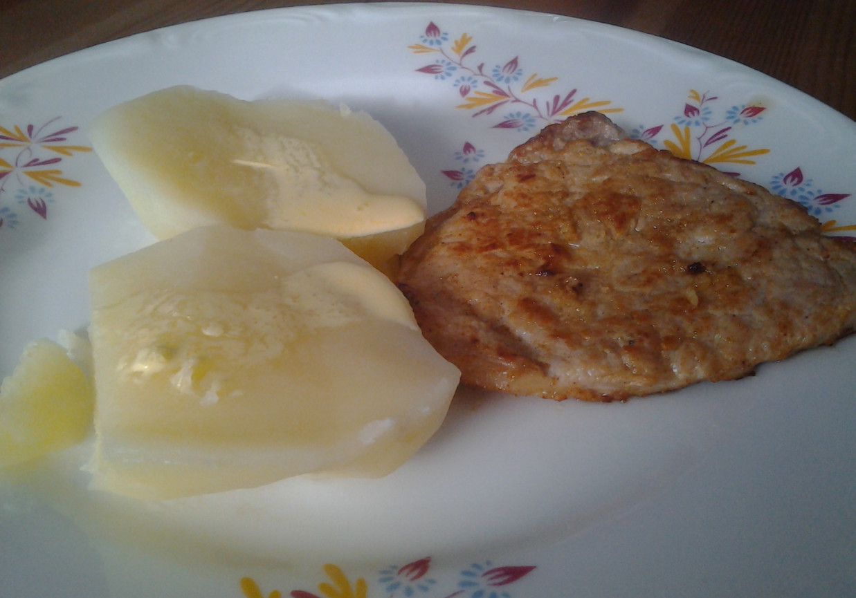 Schab z maślanymi ziemniaczkami. foto
