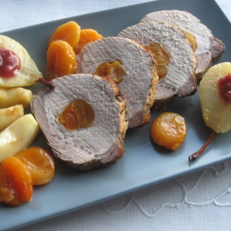 Krok 4 - Schab z morelami pieczony z owocami foto