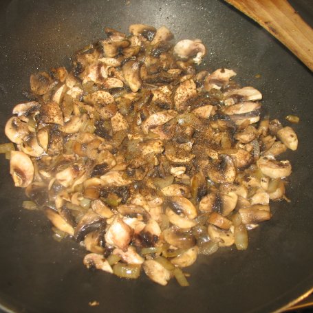 Krok 2 - Schab z pieczarkami i serem foto